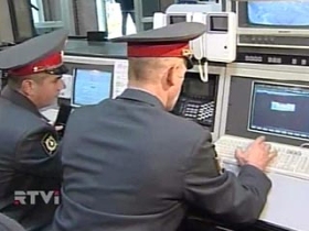 Милиционеры за компьютером. Фото: http://image.newsru.com/