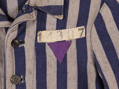 Фиолетовый треугольник, обозначение Свидетелей Иеговы в нацистских концлагерях. Фото: ushmm.org