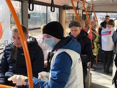 "Молодая гвардия" дезинфицирует автобус с пассажирами. Фото: Александр Воронин, Каспаров.Ru
