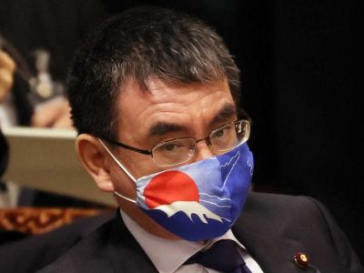 Министр обороны Японии Таро Коно в самодельной маске. Фото: www.facebook.com/vasily.golovnin