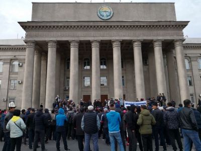 Митинг сторонников Садыра Жапарова на площади перед Домом правительства. Фото: 24.kg
