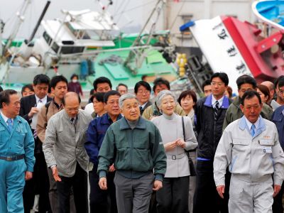 Император Акихито и императрица Митико в разрушенном цунами порту Оцу,2011 г. Фото: Reuters