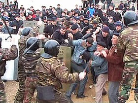 Беспорядки в селе Коркмаскала Кумторкалинского района Дагестана. Фото "Коммерсанта".