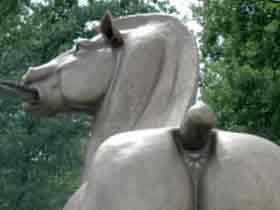 Статуя коня. Фото с сайта www.novayagazeta.ru