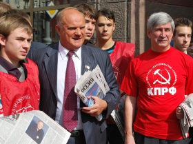 Геннадий Зюганов на акции "Красные в городе". Фото пресс-службы КПРФ