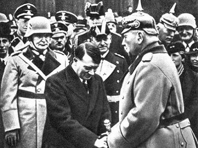 Гитлер и Гинденбург. Источник - unian.net