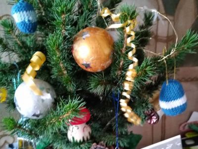 Новогодняя елка с вязаными шарами. Фото: Анастасия Кириленко