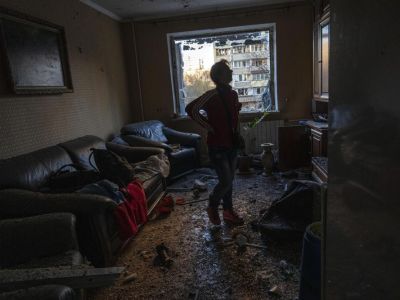 Женщина стоит в своей разрушенной квартире после взрыва в окрестностях Киева, 20 марта 2022 года. Фото: Rodrigo Abd /AP Photo
