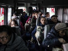 Люди сидят в автобусе во время эвакуации из Лимана, Донецкая область, 30 апреля 2022 года. Фото: Evgeniy Maloletka / AP Photo