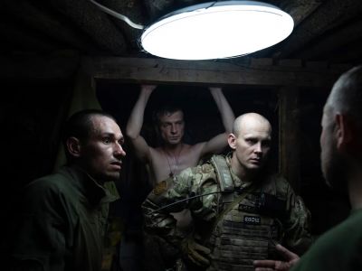 Украинские военнослужащие разговаривают в убежище на своей позиции на линии фронта под Харьковом, 2 июля 2022 года. Фото: Evgeniy Maloletka / AP