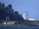 Вертолет учувствует в тушении пожара на нефтехранилище в порту Матансас. Фото: Ramon Espinosa / AP Photo