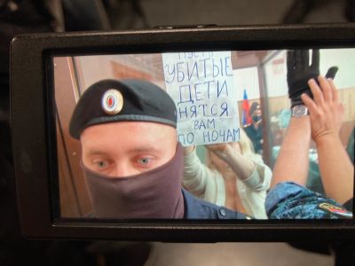 Плакат Марины Овсянниковой, который она пыталась продемонстрировать из "аквариума" в зале суда. Фото: "Медиазона"