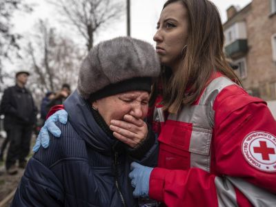 Сотрудница Красного Креста успокаивает местную жительницу возле разрушенного дома в Кривом Роге. Фото: Evgeniy Maloletka / AP